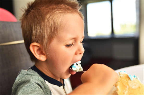 宝宝吃辅食总是吐出来,怎么喂宝宝吃辅食让他咀嚼