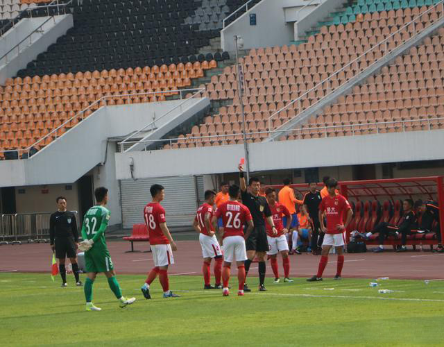 内讧！恒大两“纹身”球员赛场上就互殴，高层正紧急商讨处罚方案