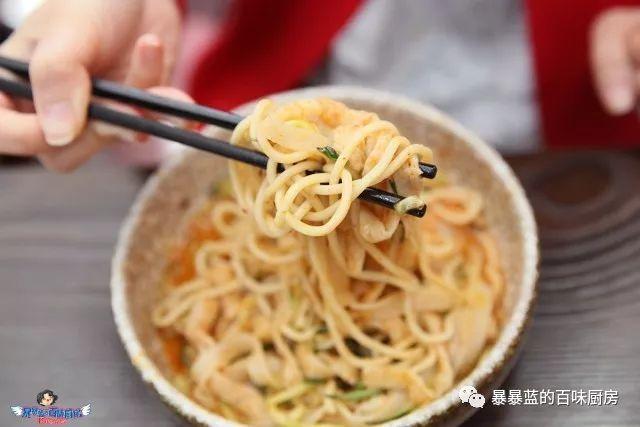 这家店用六星级面粉做凉皮配东北鸡架爆好吃,一般人还不让加盟…