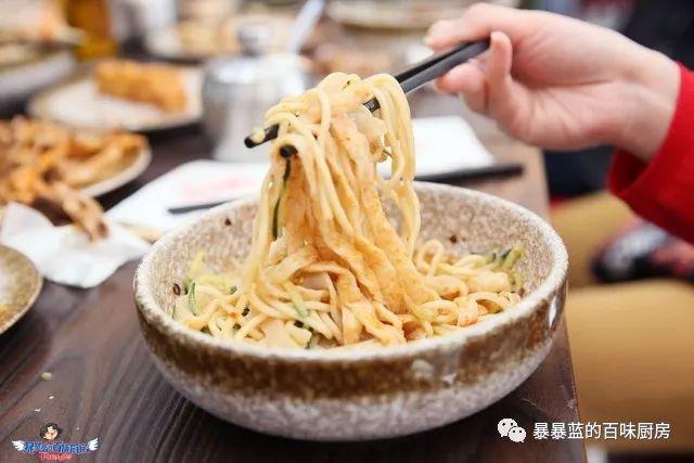 这家店用六星级面粉做凉皮配东北鸡架爆好吃，一般人还不让加盟…