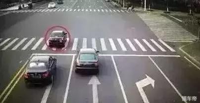 跟着大车误闯了红灯怎么办,小车走公交专用道上撞车怎么判