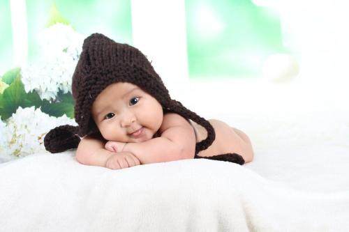 三月大的宝宝吐奶怎么办,三个月大的婴儿吐奶怎么回事