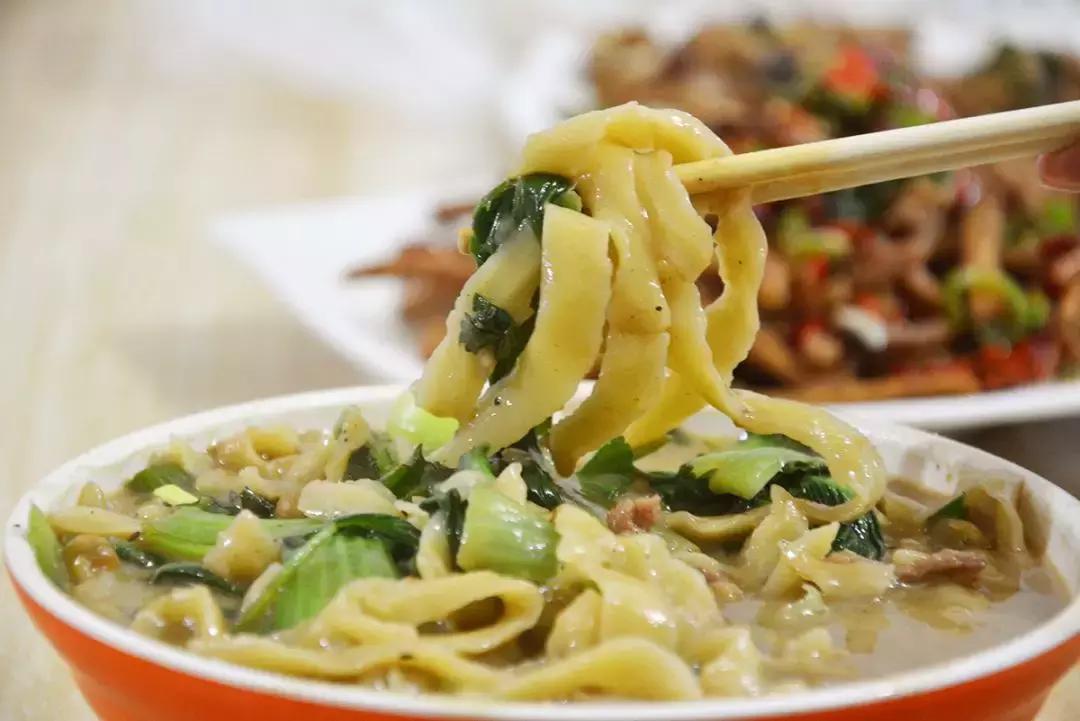 一天卖100斤面！阜阳这家刀削面，一到晚上门口就火到堵路