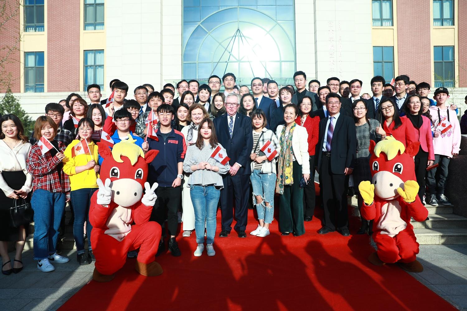 加拿大前总理和夫人到访燕京理工学院世界级政治家带学生看世界