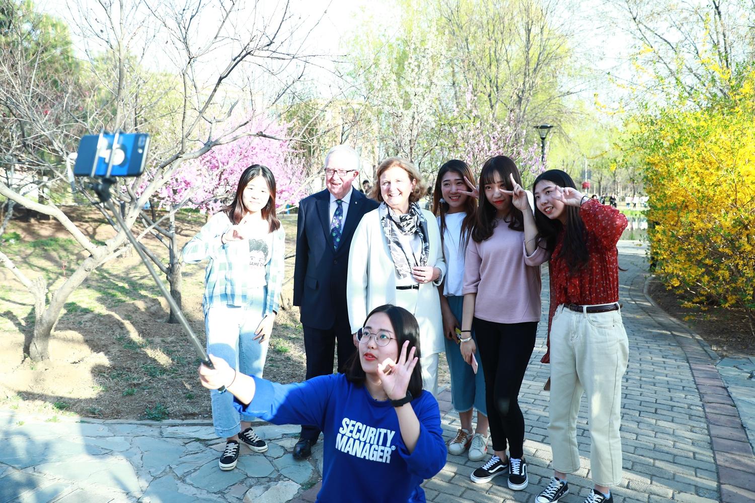 加拿大前总理和夫人到访燕京理工学院世界级政治家带学生看世界