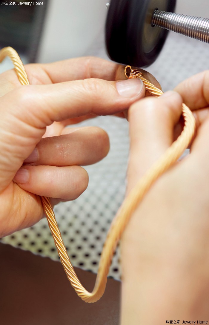 如何自己戴上项链,自己如何给自己戴项链