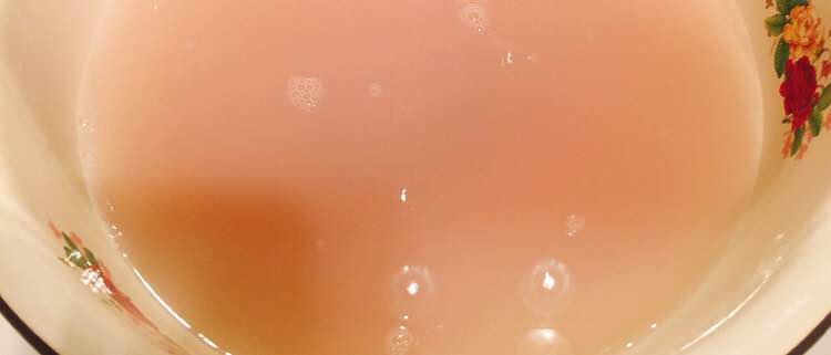 美妆蛋里面全是虫子,剪开了美妆蛋发霉还长虫