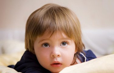 婴儿呕吐怎么处理最有效,孩子感冒呕吐的原因及止吐的方法