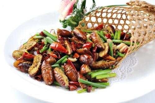 林更新试吃蚕蛹,林更新吃蚕蛹好吗