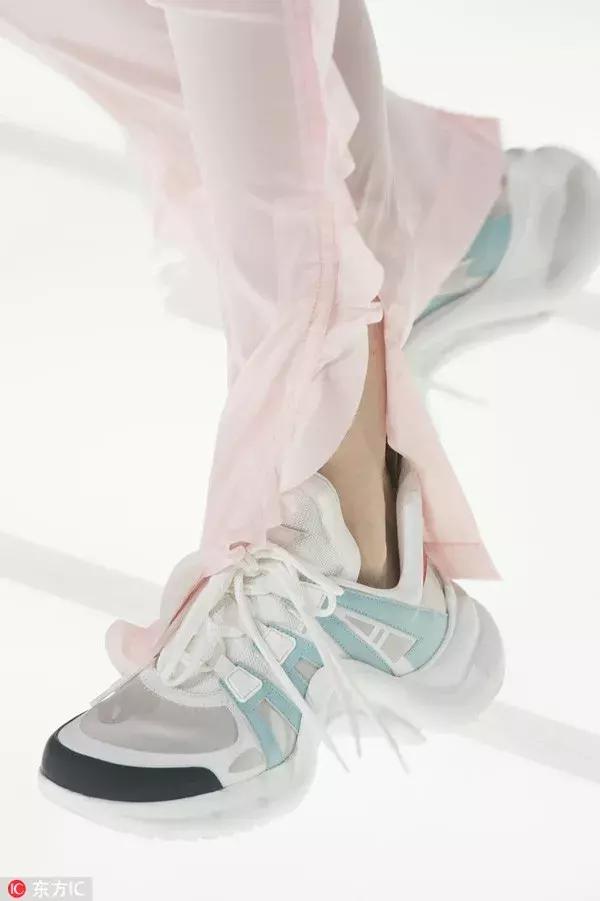 小白鞋已经过时了吗,小白鞋不流行了吗