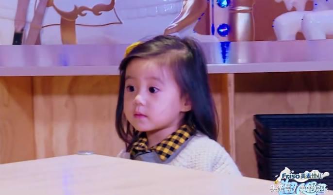 贾静雯带咘咘滑滑梯咘咘一脸懵,贾静雯晒疯狂游玩照咘咘一脸淡定