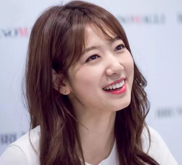 头大脸大适合什么发型女士,脸大的人适合什么样的发型