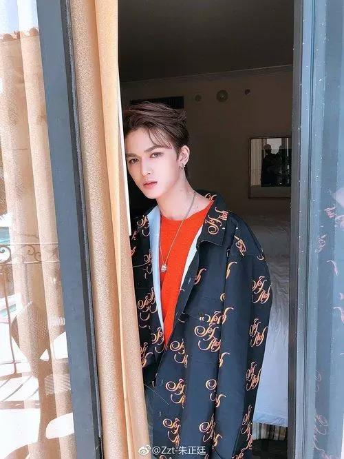 黄明昊小鬼蔡徐坤衣服,蔡徐坤黄明昊应援物拆箱