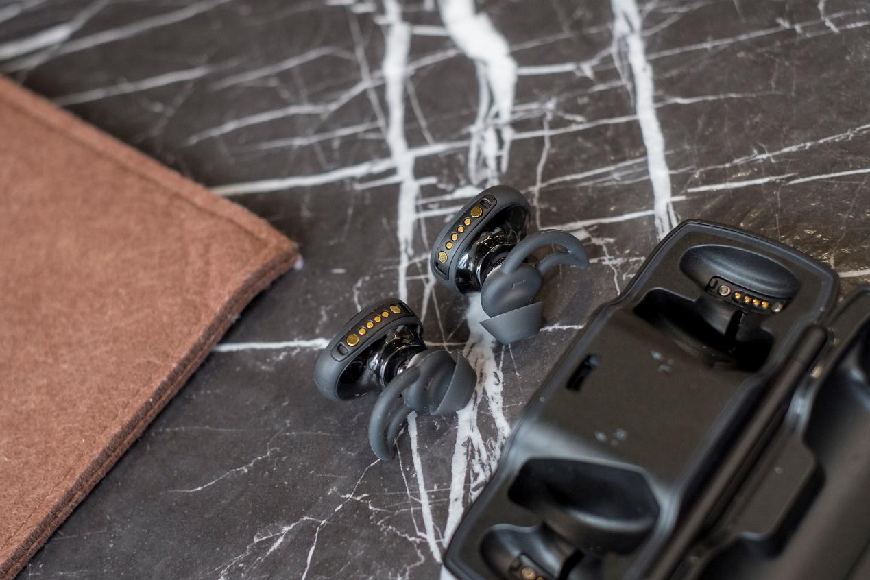 同样代号为FreeBose与JBL的真无线运动耳塞谁更自由一点？