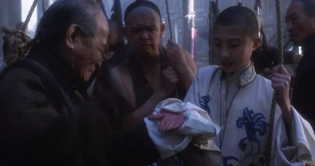 口欲的施虐到*欲情**的压抑，从程蝶衣的阉割到真虞姬的自刎