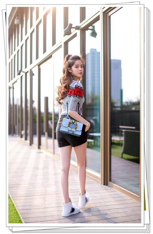 欧阳娜娜上面开好大，下面遮不住，网友：她真的只有18岁吗？