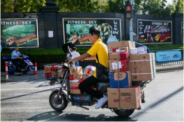 李荣争：要做有速度、有温度、有风度的苏宁快递员