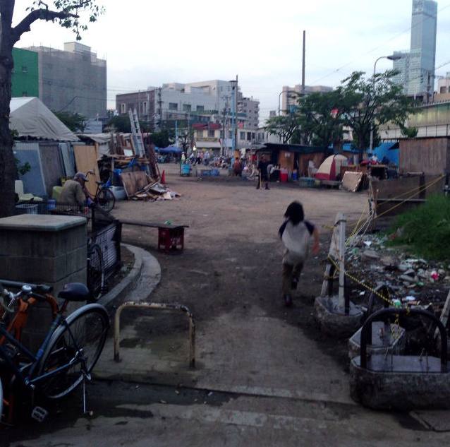 日本也有贫民窟条件简陋脏乱不堪,日本的治安还是很好的