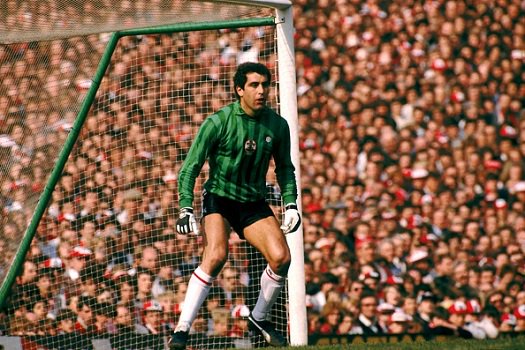 他是世界足坛出场纪录保持者马拉多纳击败他用上帝之手