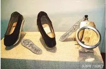 因作弊，小哥被逼*光脱**衣服裸考……