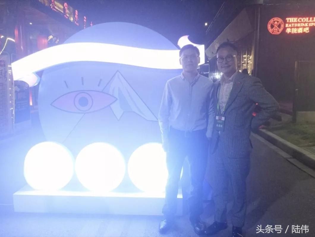 微商被资本和主流人群关注:我与微商知名专家凌教头合影