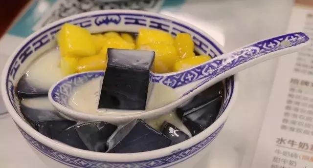 长沙老板也太“黑心”了！这么黑的食物也给我吃！