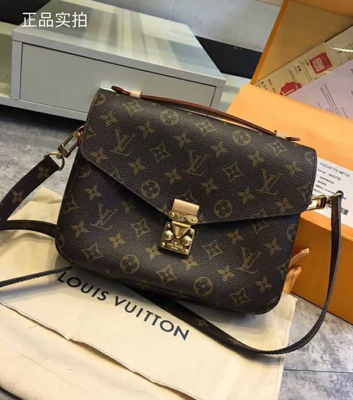 怎么一看就是假的lv衣服,假的lv和真的有什么区别