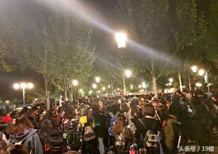 上海迪士尼爆满人挤人,上海迪士尼乐园实时排队人数