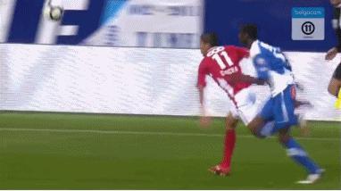 足球被爆头,足球守门员被爆头