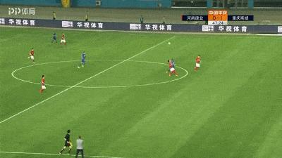 犯规还有理了！30岁悍将背后铲人送点，竟还理直气壮的指着裁判骂