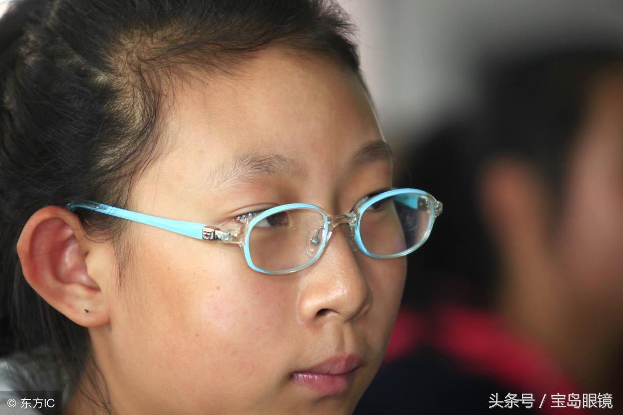 近视眼会导致眼袋大吗,近视眼不戴眼镜会眼窝凹陷