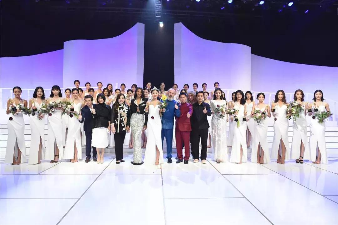 尘埃落定，是她摘得了SIUF超模“天使之冠”！