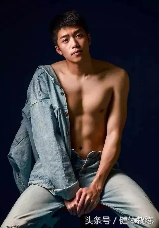 足球小哥去当兵了还拍照，鲜嫩可口会不会被……？