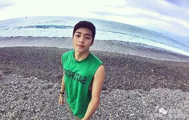 足球小哥去当兵了还拍照，鲜嫩可口会不会被……？