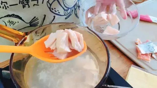 三文鱼辅食粥1岁以上的做法,三文鱼白米粥辅食怎么做