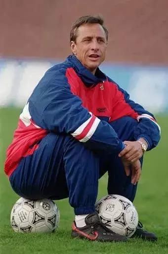 巴萨教父克鲁伊夫去世,巴萨致敬克鲁伊夫