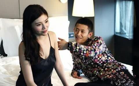 “大嫂”徐冬冬医院就诊后坐地痛哭，低头打电话表情痛苦