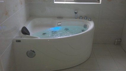 独立浴缸怎么装好看,浴室里面装上浴缸怎样搭配好看