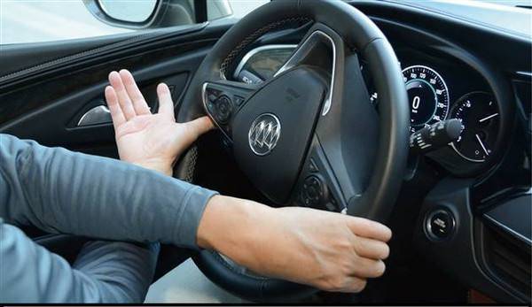 停车方向盘歪了一点,停车后方向盘右歪怎么回事