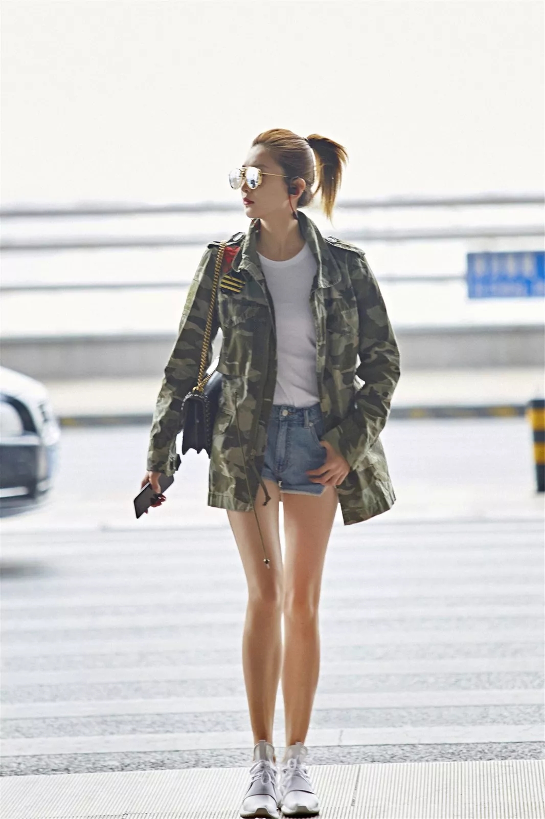 女生秋冬季迷彩外套搭配,好看迷彩服女外套