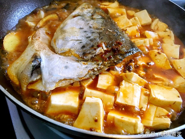 鱼头炖豆腐的经典做法不放辣椒,鱼头焖豆腐不加一滴水却非常好吃