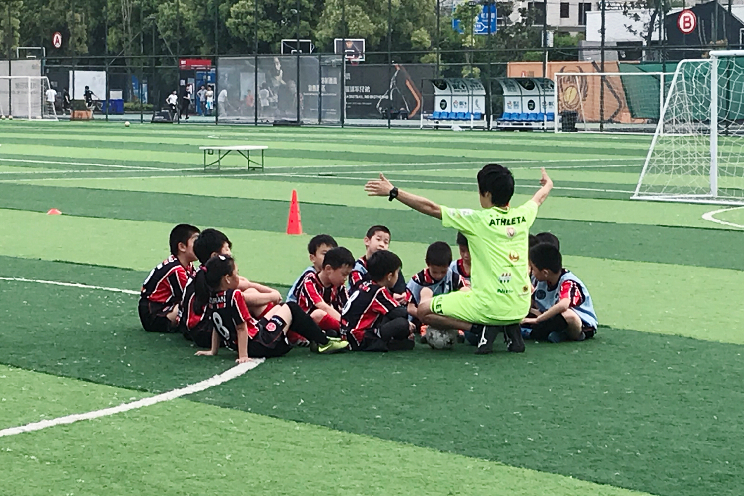 家长对小孩踢球的态度,足球教练如何教8-10岁小朋友训练