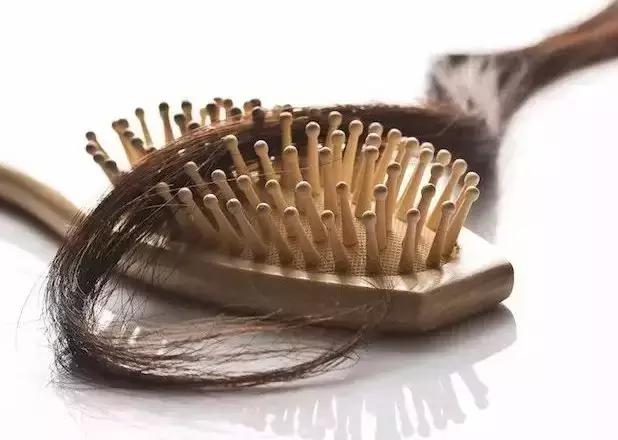 掉头发是脂溢性脱发还是肾虚,掉头发正常是掉粗的还是细的