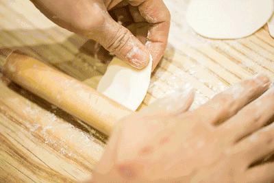 我带着秤和卷尺，去吃这几家小笼包！差点被赶跑