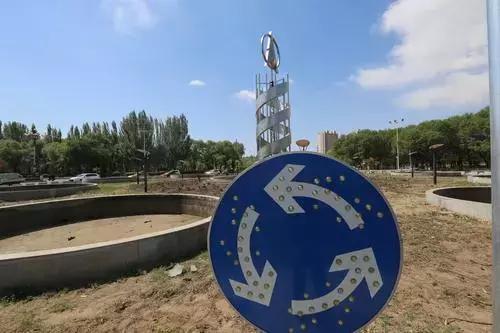 别了!包头极具地标性的雕塑之一北方奔驰“旋律”