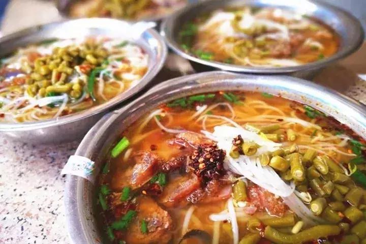 一碗螺蛳粉爱上一座城,一碗螺蛳粉只吃一半