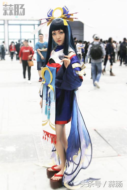 漫展coser小姐姐对粉丝的暖心瞬间,漫展cos摆动作甜妹