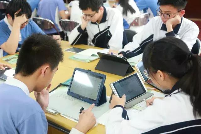 我在西乡中学，等一个人！