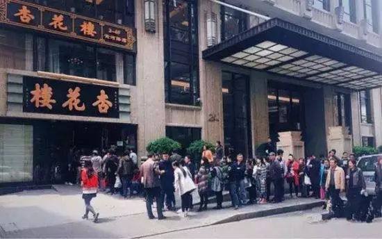 除了在杏花楼排网红青团，这条路还有上海最大书城和老爵士