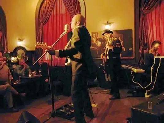 除了在杏花楼排网红青团，这条路还有上海最大书城和老爵士